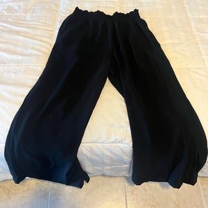 Black flowy pants never worn tag on them